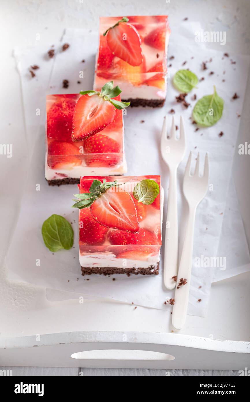 Delicious strawberry jelly cake using jelly as the filling. Jelly cream