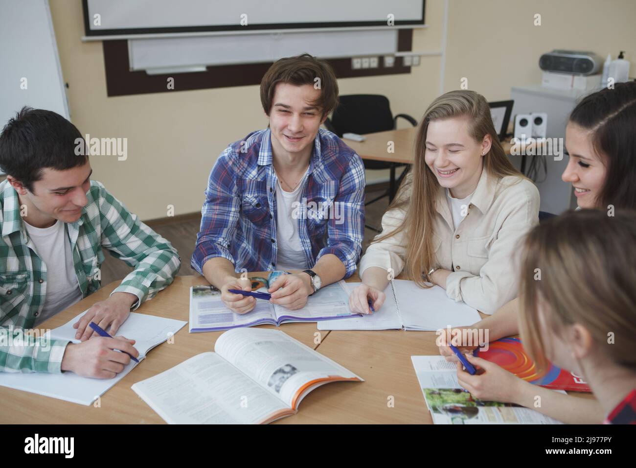 Young teenagers project hi-res stock photography and images - Alamy