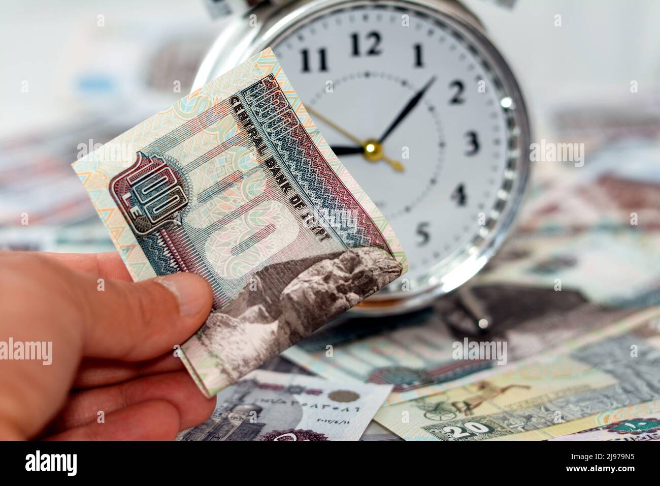 Paying 100 LE cash money banknote currency bill, Egyptian pounds with a