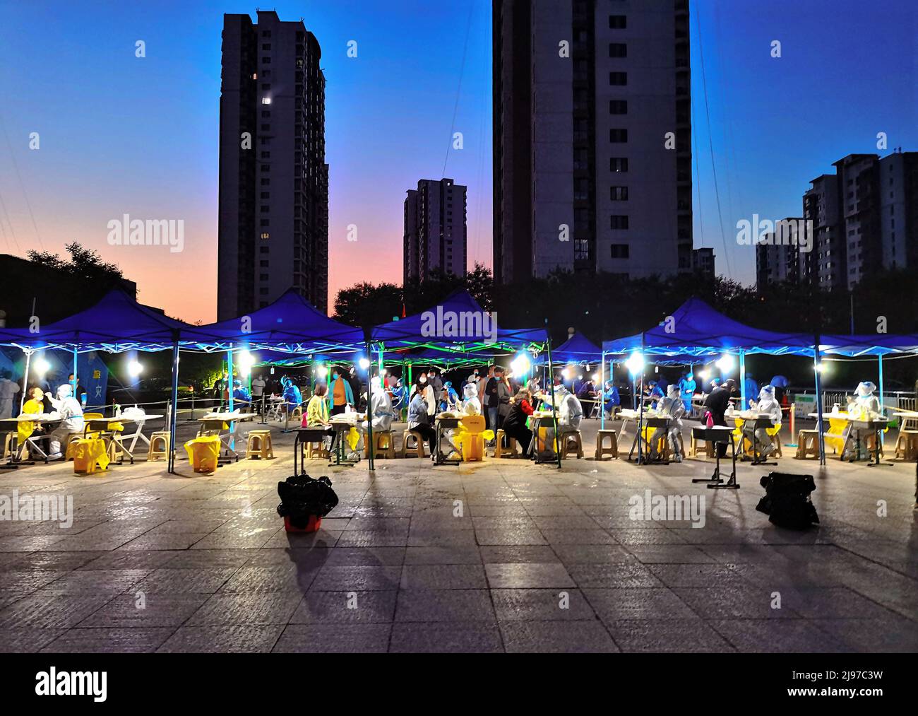 Tianjin, China's Tianjin. 21st May, 2022. Residents take nucleic acid tests at a residential area in Jinnan District, north China's Tianjin, May 21, 2022. Mass nucleic acid tests have been launched at 8 p.m. Friday in Tianjin's Nankai, Hongqiao, Hexi, Hedong and Heping districts in face of the recent COVID-19 outbreak. Other districts in the municipality carried out mass nucleic acid tests on Saturday. Credit: Wang Fangyuan/Xinhua/Alamy Live News Stock Photo