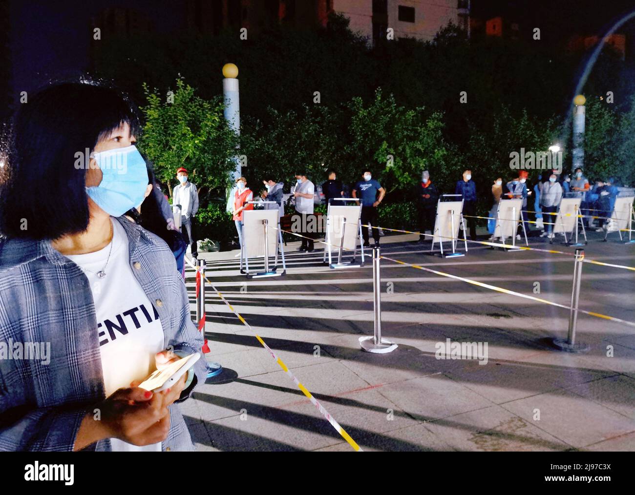 Tianjin, China's Tianjin. 21st May, 2022. Residents queue for nucleic acid tests at a residential area in Jinnan District, north China's Tianjin, May 21, 2022. Mass nucleic acid tests have been launched at 8 p.m. Friday in Tianjin's Nankai, Hongqiao, Hexi, Hedong and Heping districts in face of the recent COVID-19 outbreak. Other districts in the municipality carried out mass nucleic acid tests on Saturday. Credit: Wang Fangyuan/Xinhua/Alamy Live News Stock Photo