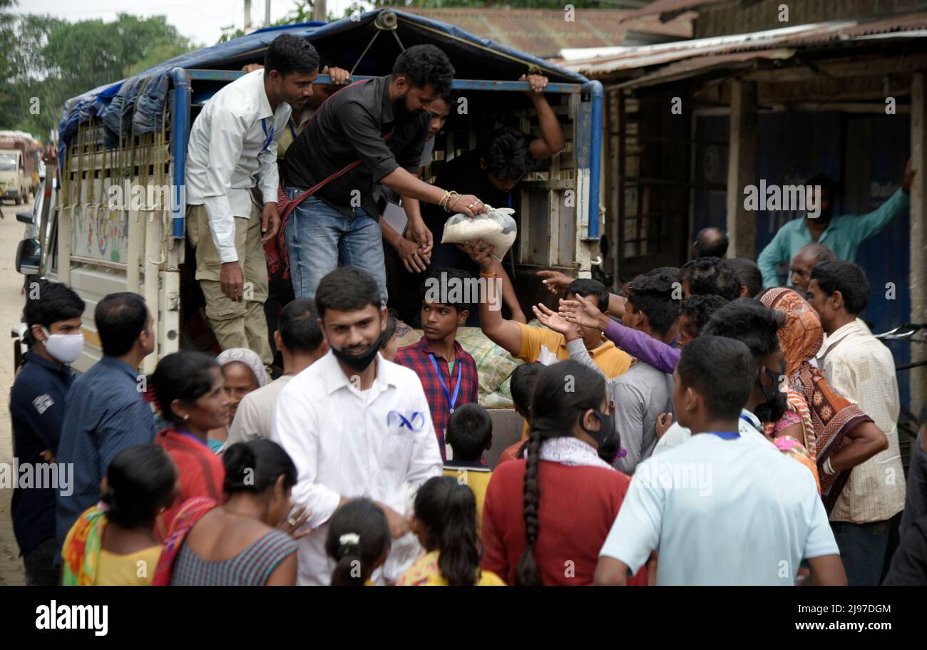 Assam, India. 20th May, 2022. Volunteers distribute food to flood affected people, after flooding flowing heavy rainfall, in Nagaon, Assam, India on 20 May 2022. At least 10 people have died in floods and landslides due to pre monsoon rain in Assam. Credit: David Talukdar/Alamy Live News Credit: David Talukdar/Alamy Live News Stock Photo