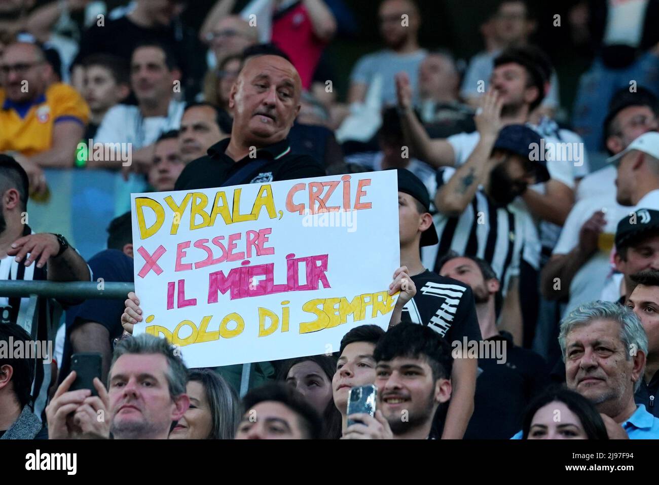 Foto Spada/LaPresse 16 Maggio 2022 - Torino, Italia Sport, Calcio Juventus  vs Lazio - Campionato italiano di calcio Serie A TIM 2021/2022 - Stadio  Allianz Nella foto: striscioni per Paulo Dybala (Juventus, image size:1300x957