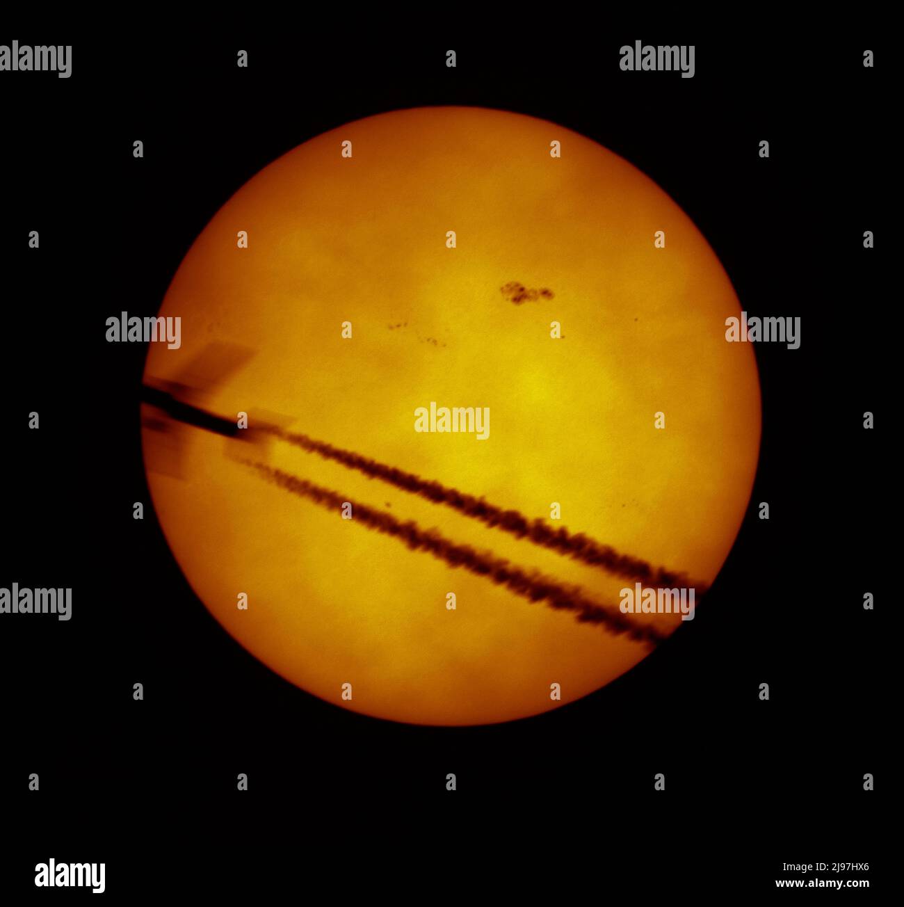 London, UK. 21 May 2022. A Transavia Boeing 737 from Lisbon to Eindhoven crosses the Sun above London. Massive sunspot 3014 on the solar surface is Earth facing and a source of solar flares. Credit: Malcolm Park/Alamy Live News Stock Photo