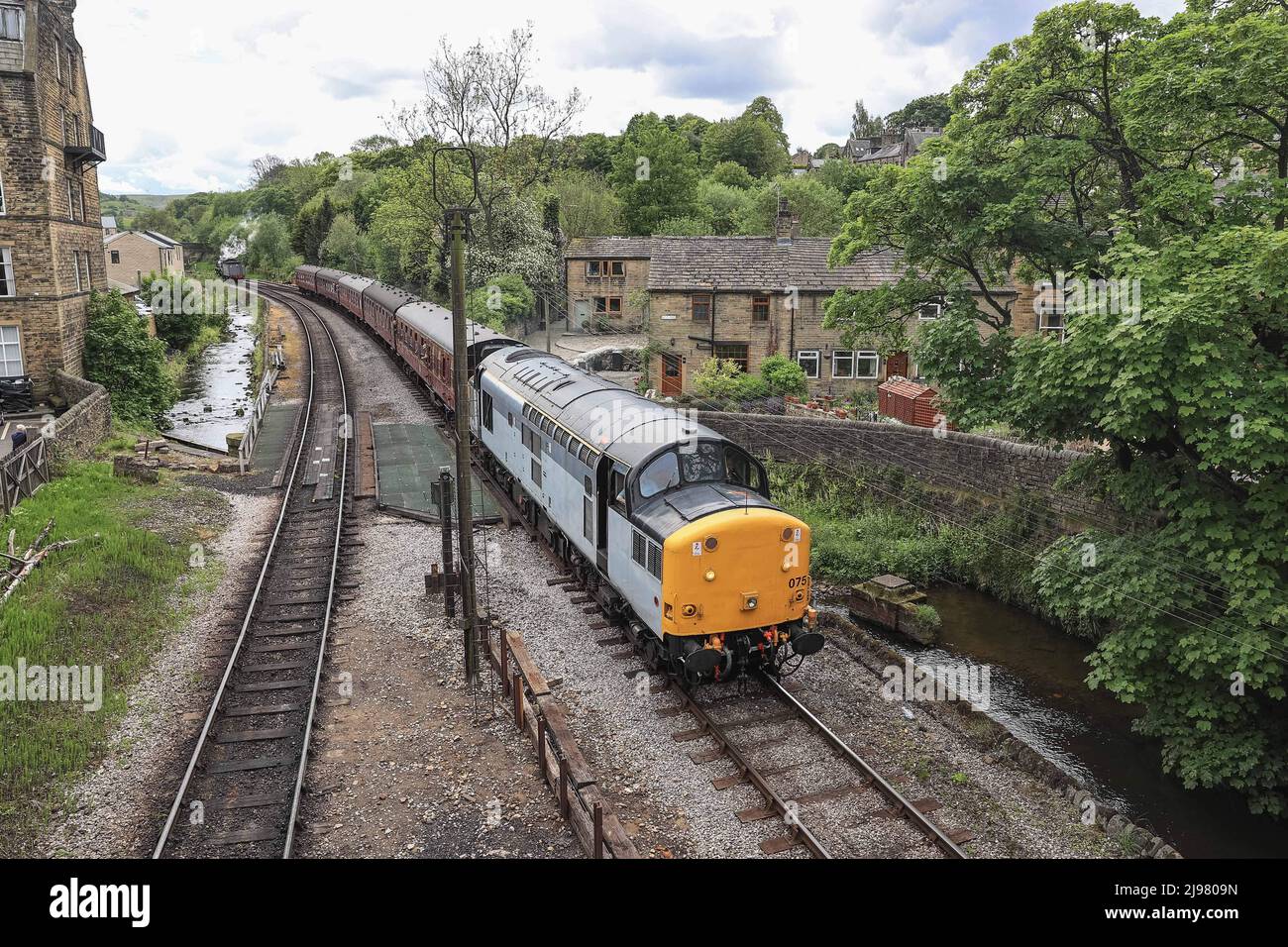 A class 40 pulls into Haworth train station pulling 1940 carriages Stock Photo Alamy