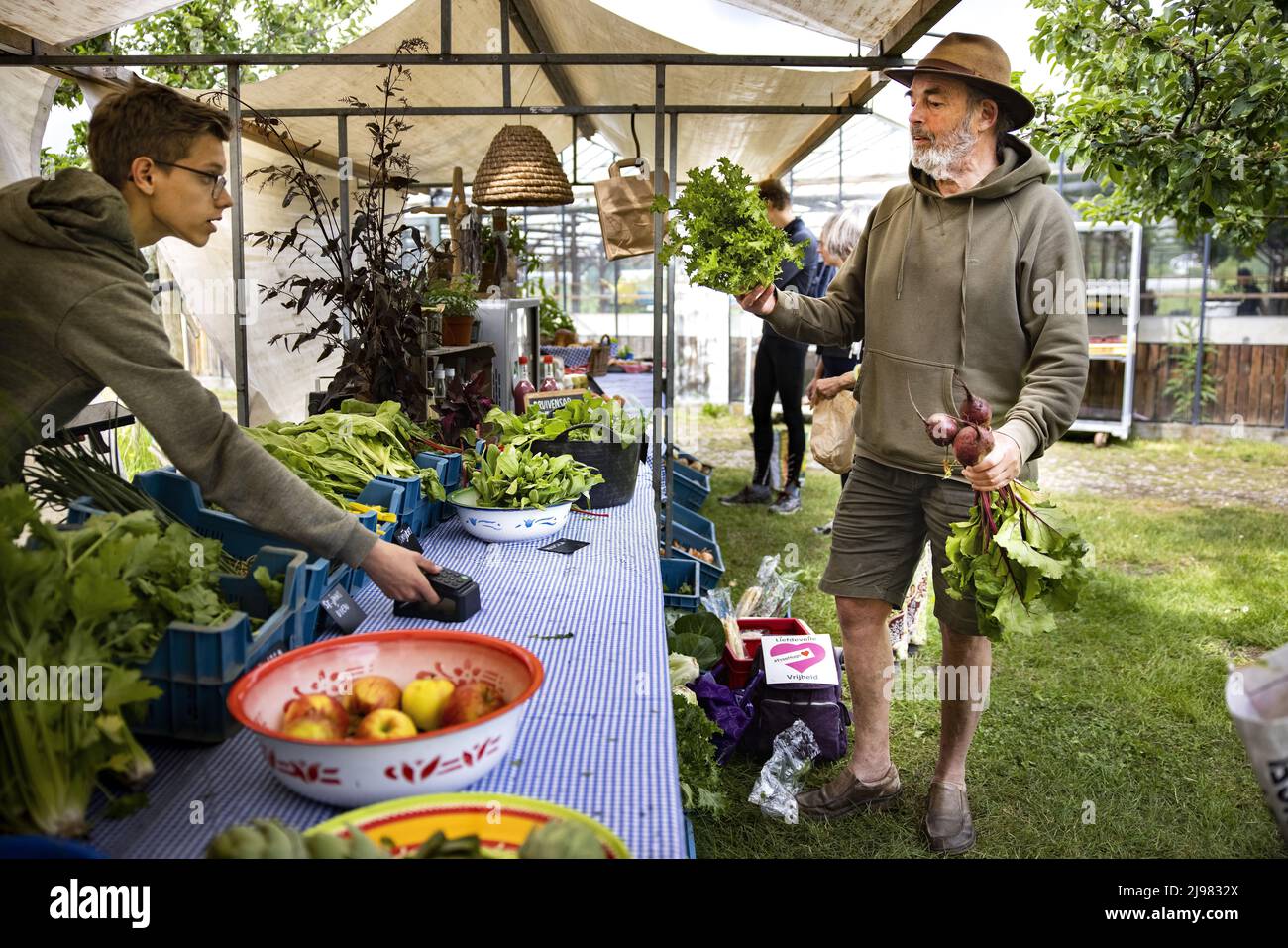 2022-05-21 11:33:33 UTRECHT - A market stall on Koningshof sells locally grown products that have been grown in a sustainable way. ANP RAMON VAN FLYMEN netherlands out - belgium out Stock Photo