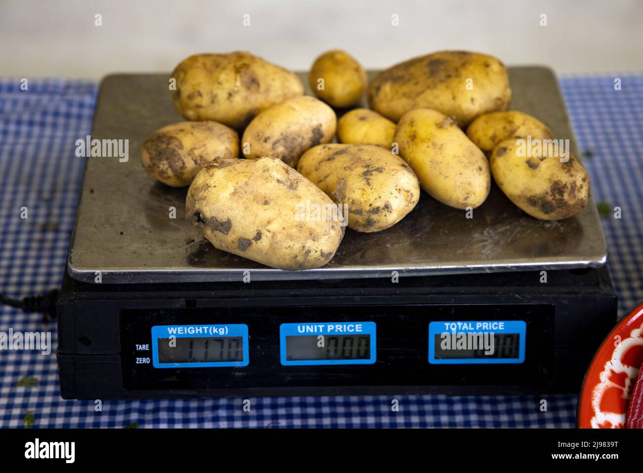 2022-05-21 11:11:23 UTRECHT - Potatoes at a market stall on Koningshof where locally grown products are sold that have been grown in a sustainable way. ANP RAMON VAN FLYMEN netherlands out - belgium out Stock Photo