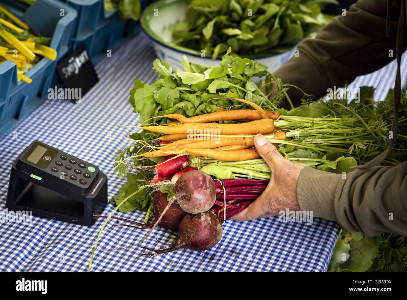 2022-05-21 11:35:42 UTRECHT - Different vegetables at a market stall on Koningshof where locally grown products are sold that have been grown in a sustainable way. ANP RAMON VAN FLYMEN netherlands out - belgium out Stock Photo