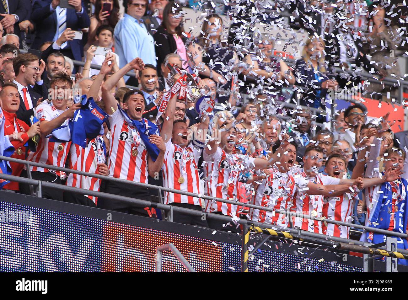 Sunderland fc players celebrate as they lift the league 1 play off