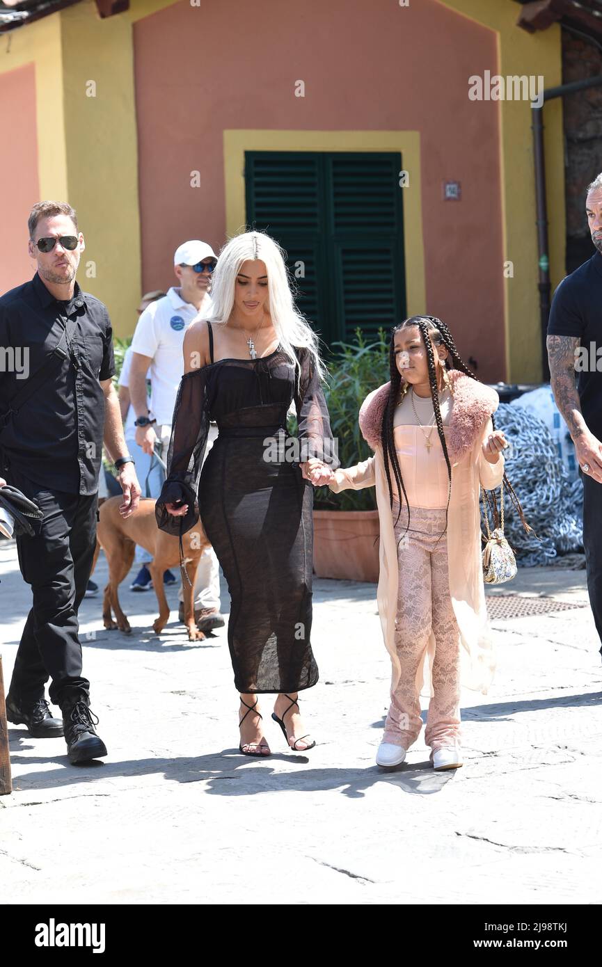 Kim Kardashian and daughter Stock Photo - Alamy