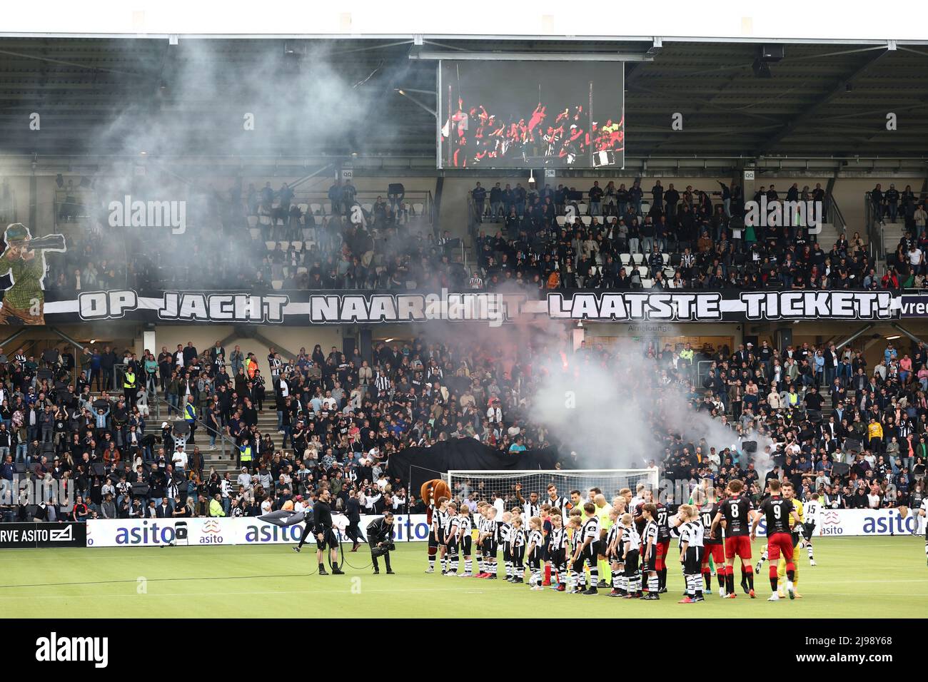 ALMELO - Line up during the Dutch play-offs promotion/relegation match between Heracles Almelo and Excelsior at the Erve Asito stadium on May 21, 2022 in Almelo, Netherlands. ANP VINCENT JANNINK Stock Photo
