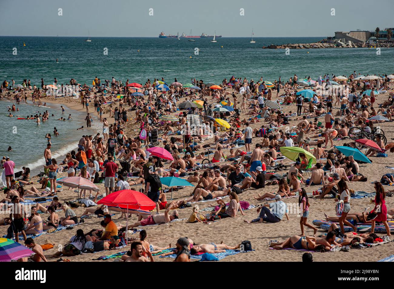 Barcelona, Spain. May 21, 2022. People crowds and cool off at La Barceloneta beach in Barcelona amid a heatwave affecting the Iberian Peninsula that is reaching record and unusual temperatures for this time of year. Credit:  Jordi Boixareu/Alamy Live News Stock Photo