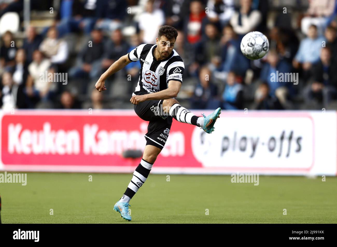 ALMELO - Sinan Bakis of Heracles Almelo during the Dutch play-off promotion/relegation match between Heracles Almelo and Excelsior at the Erve Asito stadium on May 21, 2022 in Almelo, Netherlands. ANP VINCENT JANNINK Stock Photo