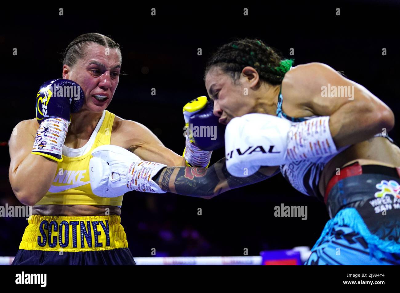 Ellie Scotney (left) and Maria Cecilia Roman in the WBA Intercontinental  Super-Bantamweight Title at The O2, London. Picture date: Saturday May 21,  2022 Stock Photo - Alamy