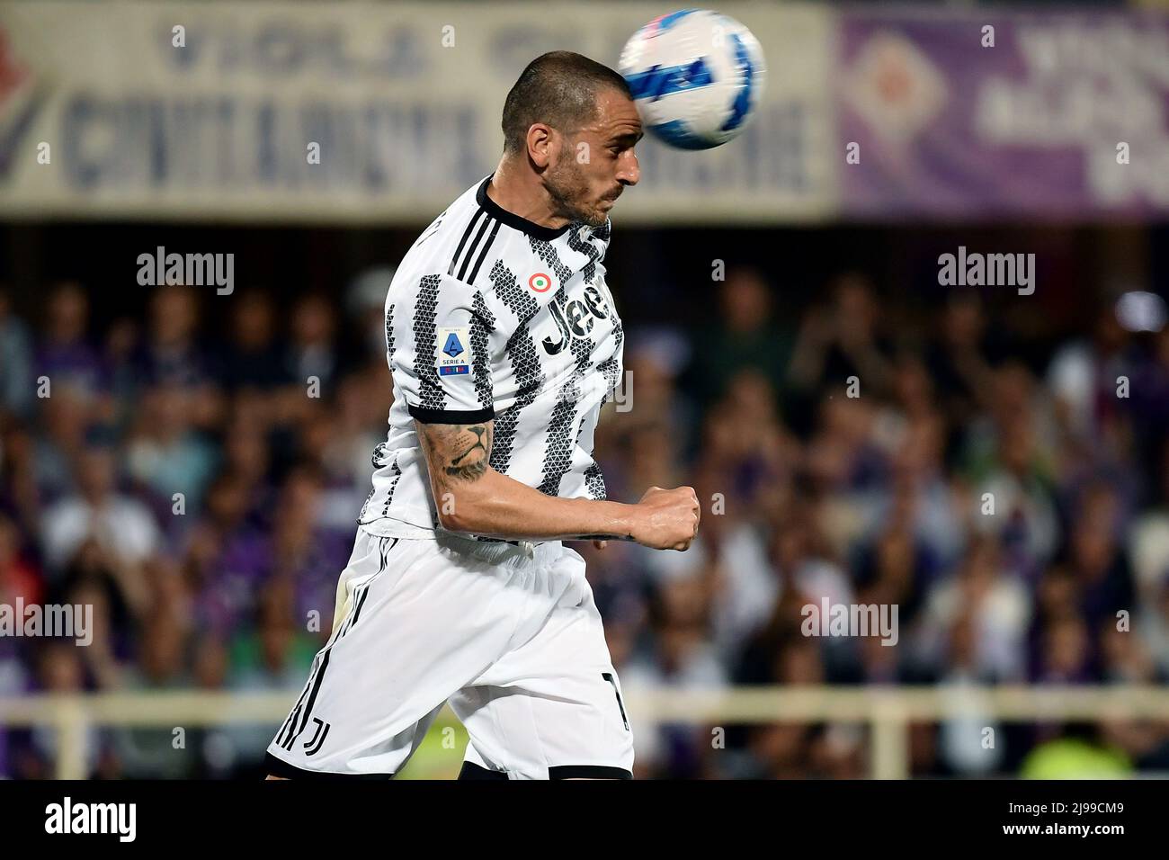 Florence, Italy. 21st May, 2022. Leonardo Bonucci of Juventus FC and  Krzysztof Piatek of ACF Fiorentina compete for the ball during the Serie A  2021/2022 football match between ACF Fiorentina and Juventus