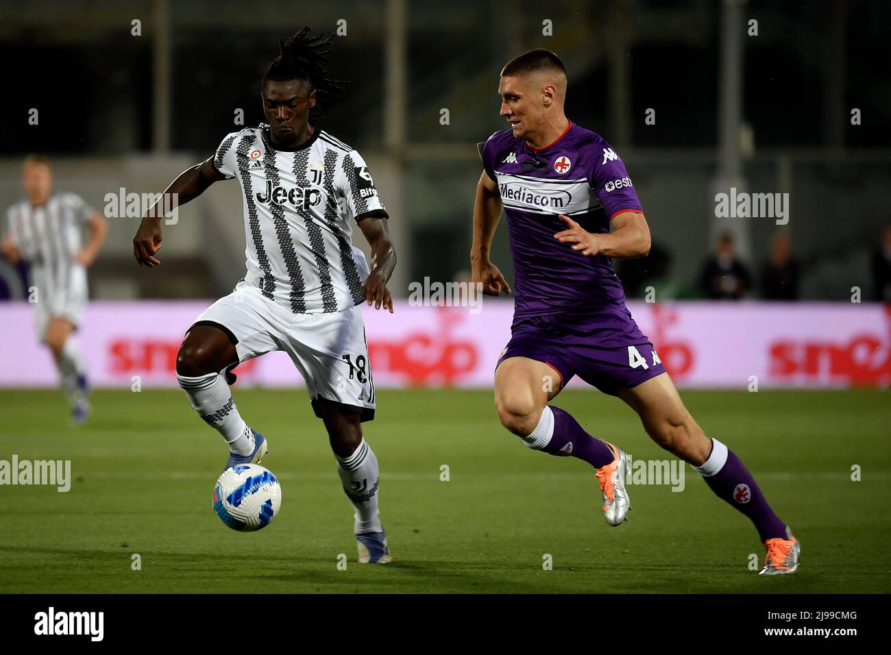 Florence, Italy. 21st May, 2022. Moise Kean of Juventus FC and Nikola  Milenkovic of ACF Fiorentina compete for the ball during the Serie A  2021/2022 football match between ACF Fiorentina and Juventus