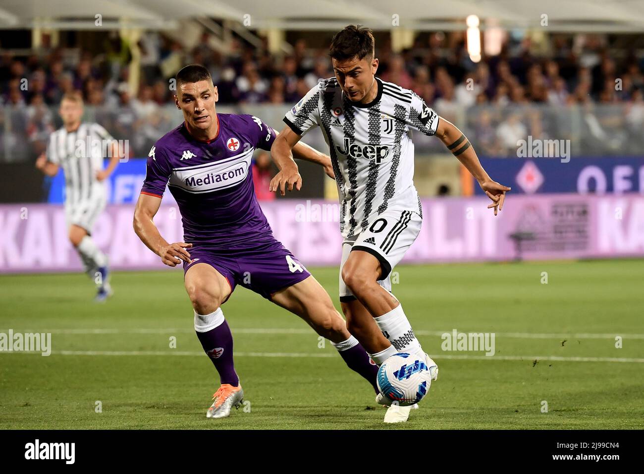 Florence, Italy. 21st May, 2022. Leonardo Bonucci of Juventus FC and  Krzysztof Piatek of ACF Fiorentina compete for the ball during the Serie A  2021/2022 football match between ACF Fiorentina and Juventus