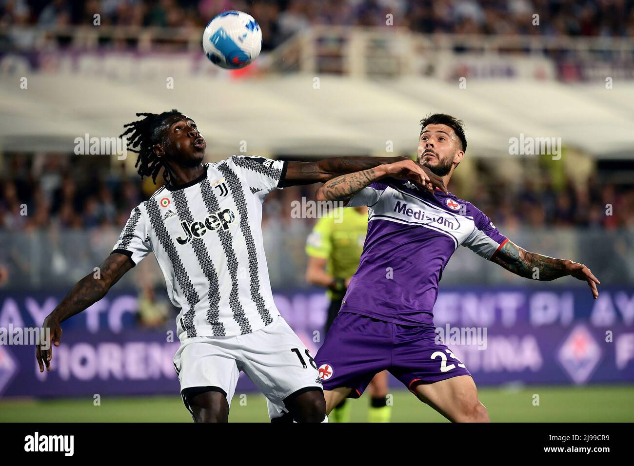 Florence, Italy. 21st May, 2022. Leonardo Bonucci of Juventus FC and  Krzysztof Piatek of ACF Fiorentina compete for the ball during the Serie A  2021/2022 football match between ACF Fiorentina and Juventus