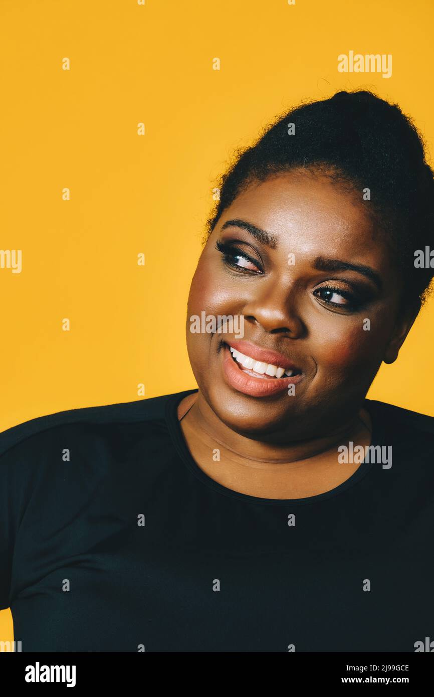 Pretty african american teen hi-res stock photography and images - Alamy