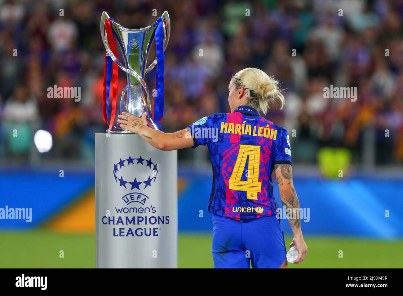 TURIN, ITALY. 21 MAY 2022. María Pilar Leon of FC Barcelona greets the trophy after the defeat in the UEFA Women's Champions League final 2022 between FC Barcelona and Olympique Lyonnais on May 21, 2022 at Juventus Stadium in Turin, Italy. Barcelona lost 1-3 over Olympique Lyonnais. Credit: Massimiliano Ferraro/Medialys Images/Alamy Live News Stock Photo