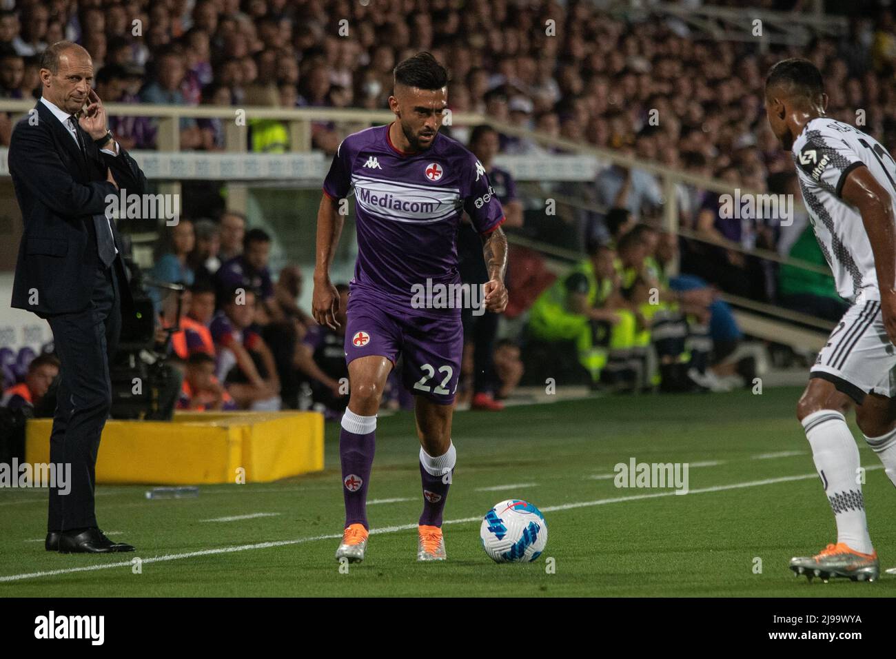 Nicolas Gonzalez (ACF Fiorentina) takes the penalty during ACF Fiorentina  vs Juventus FC, italian soccer Serie A match in Florence, Italy, May 21  2022 Stock Photo - Alamy