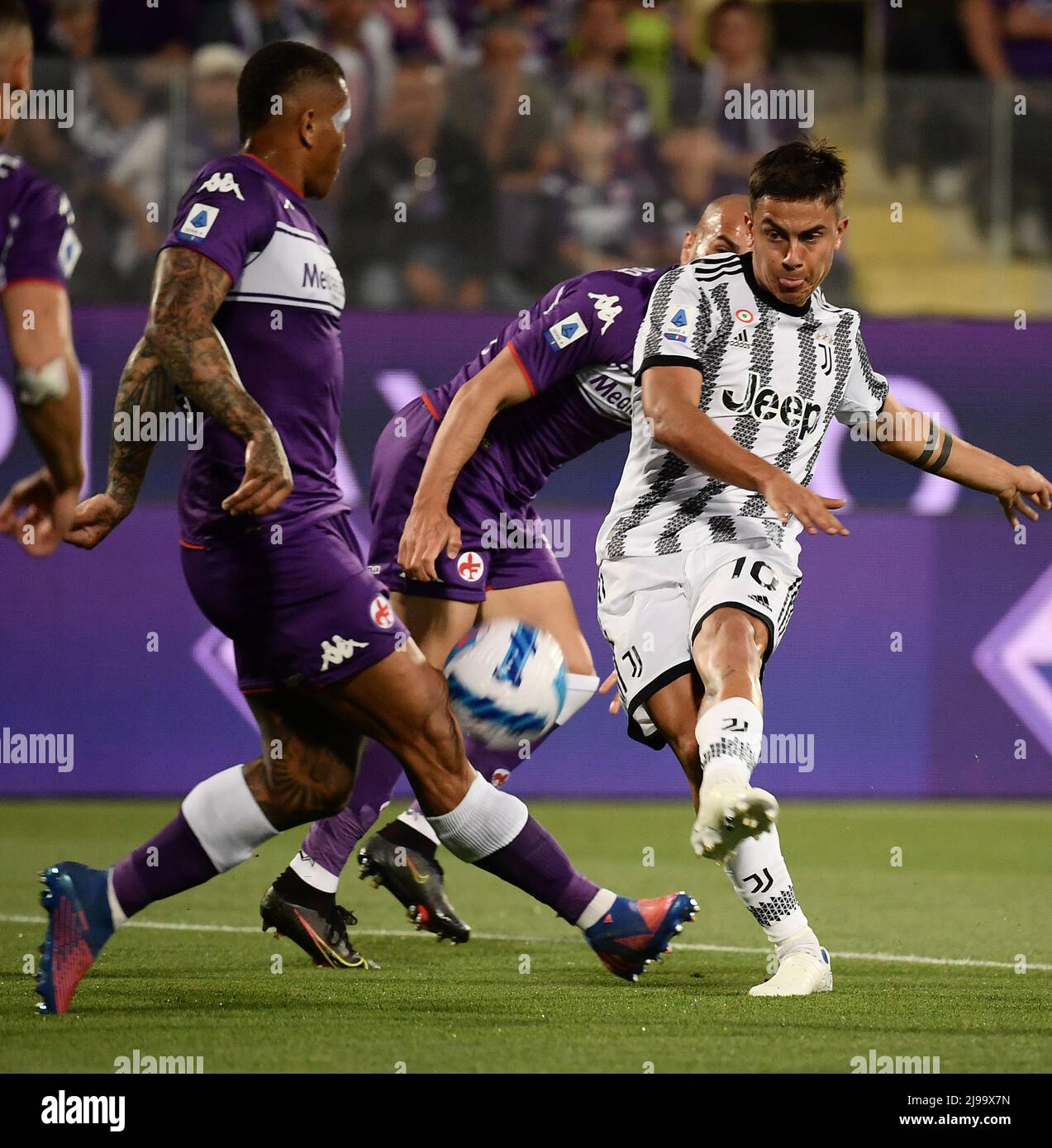 Florence, Italy. 21st May, 2022. Leonardo Bonucci of Juventus FC and  Krzysztof Piatek of ACF Fiorentina compete for the ball during the Serie A  2021/2022 football match between ACF Fiorentina and Juventus