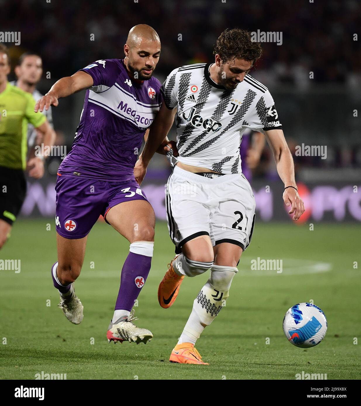 Florence, Italy. 21st May, 2022. Leonardo Bonucci of Juventus FC and  Krzysztof Piatek of ACF Fiorentina compete for the ball during the Serie A  2021/2022 football match between ACF Fiorentina and Juventus