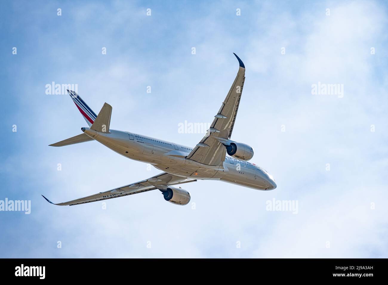 Air France passenger jet (Airbus A350-941) departing Hartsfield Jackson Atlanta International Airport for Paris Charles de Gaulle Airport in France. Stock Photo