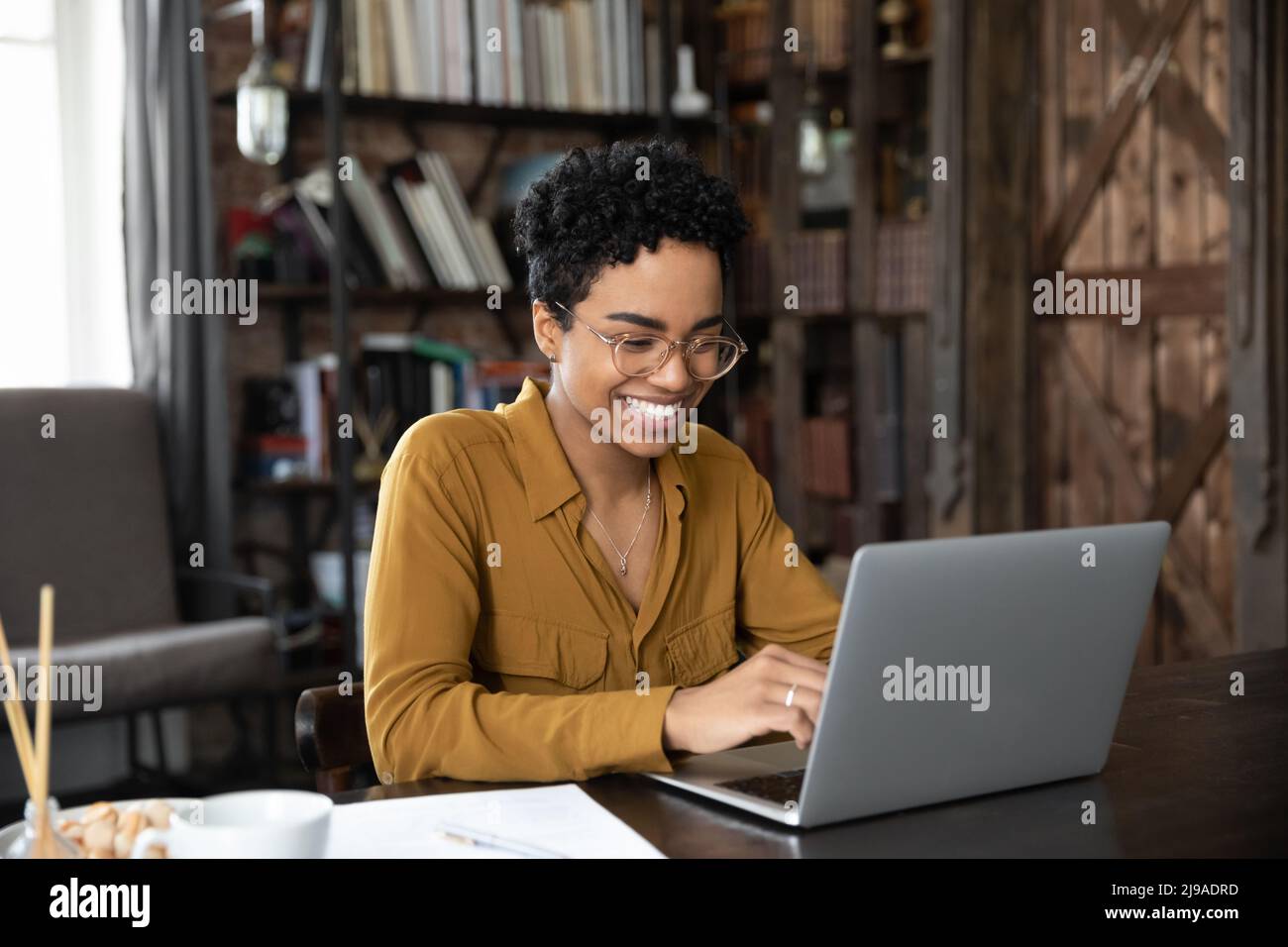 African woman working desk hi-res stock photography and images - Alamy
