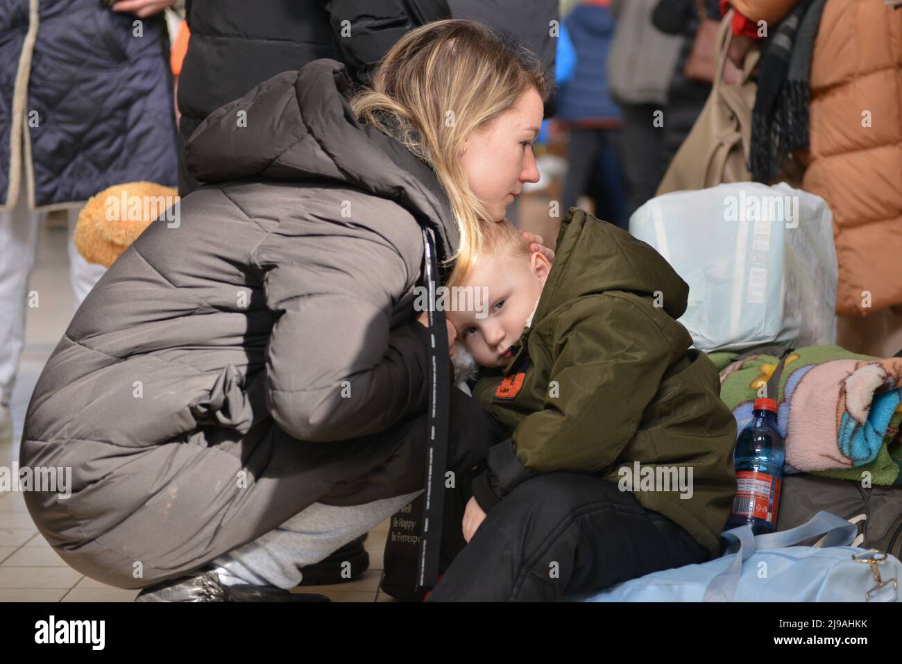 Olga (25) with her son Sviatoslav (2) fleed from Poltava region. Refugees from Ukraine arrive at the train station in Przemysl, Poland, on the 20th day of the Russian invasion of their country. Stock Photo