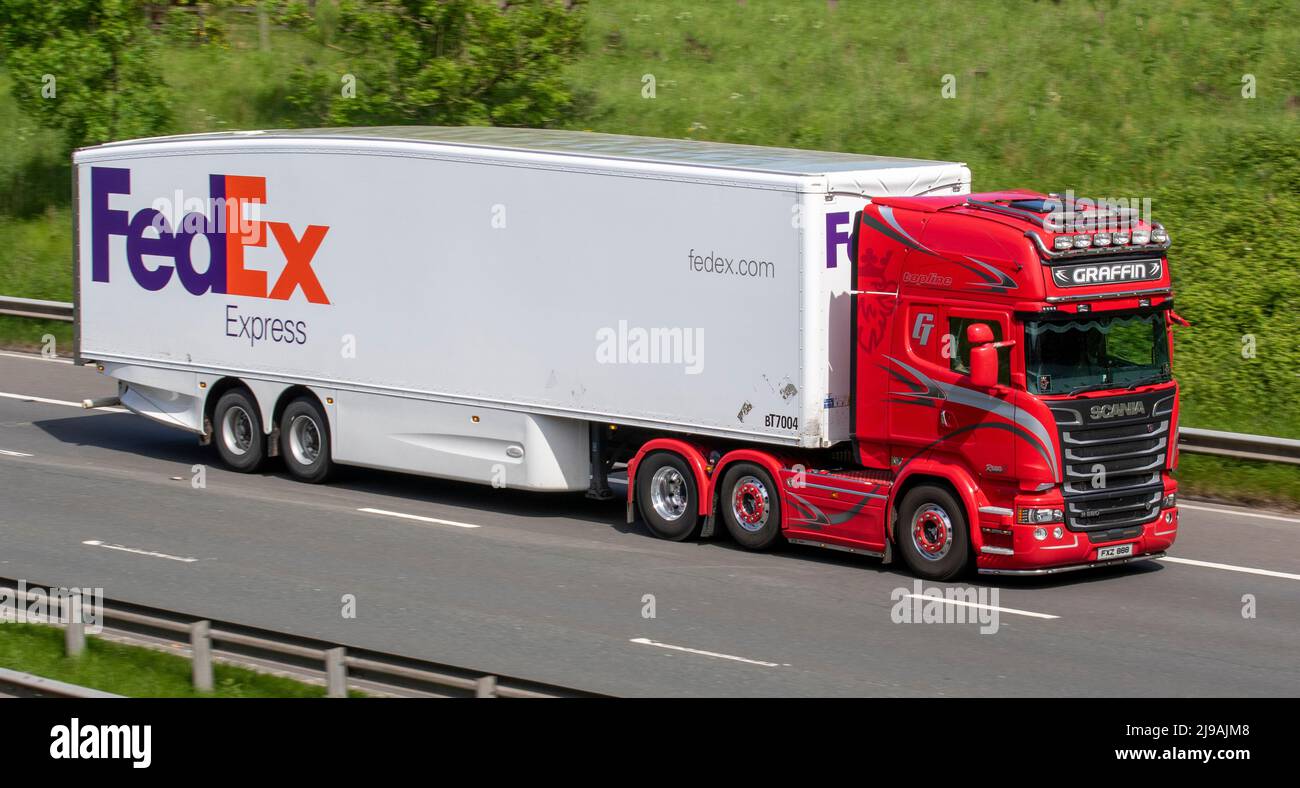 Scania R580 TopLine GRAFFIN TRANSPORT with FedEx Express large white trailer; driving on the M6 Motorway, Manchester, UK Stock Photo