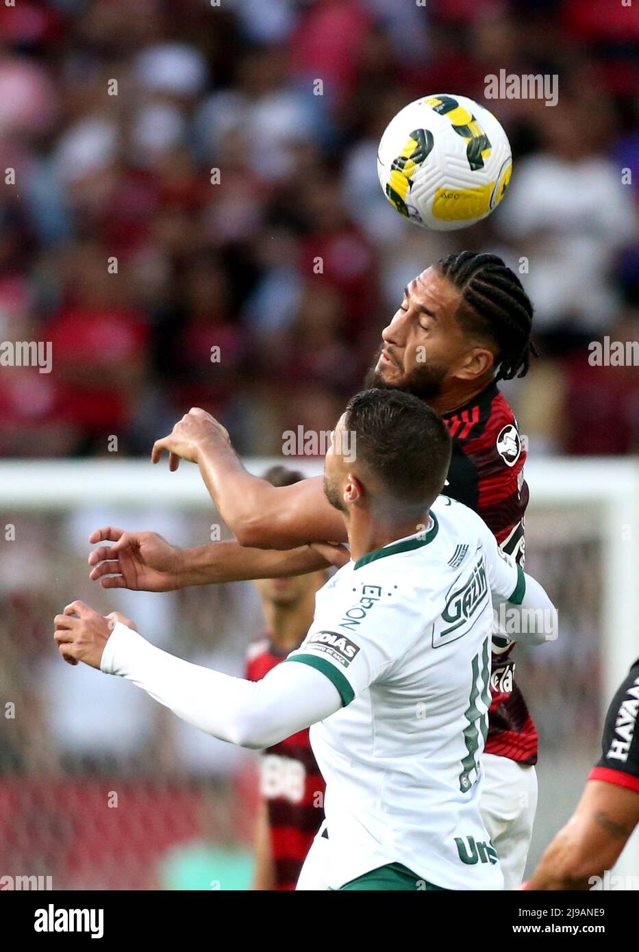RIO DE JANEIRO, BRAZIL - MAY 21: Pedro Raul of Goias heads the ball against Pablo of Flamengo ,during the match between Flamengo and Goias as part of Brasileirao Series A 2022 at Maracana Stadium on May 21, 2022 in Rio de Janeiro, Brazil. (Photo by MB Media) Stock Photo