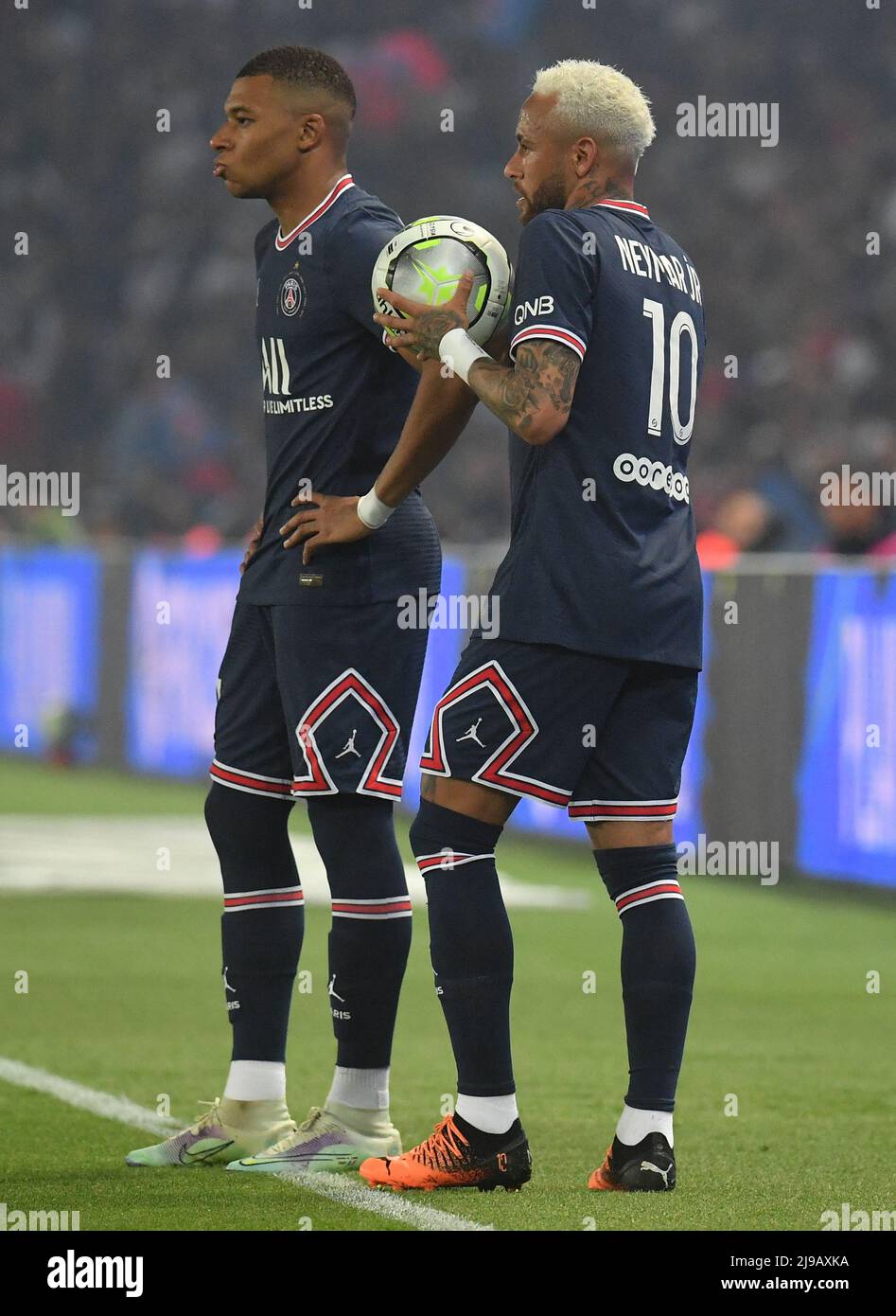 Paris Saint-Germain's Kylian Mbappé and Neymar during the French L1  football match between Paris Saint-Germain (PSG) and Metz at the Parc des  Princes stadium in Paris on May 21, 2022. Photo by