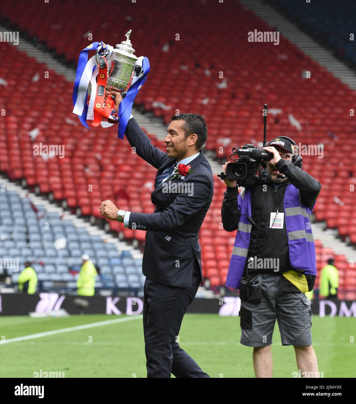 Hampden Park.Glasgow.Scotland, UK. 21st May, 2022. Rangers vs Heart of Midlothian. Scottish Cup Final 2022 Giovanni van Bronckhorst, manager of Rangers FC Scottish Cup Winners Credit: eric mccowat/Alamy Live News Stock Photo