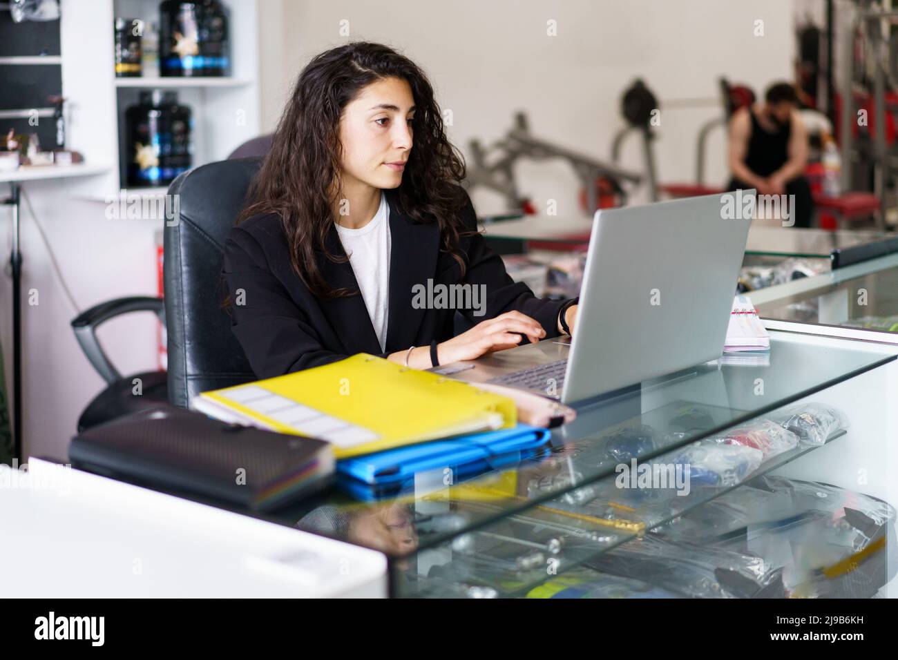 Sports psychologist working in gym Stock Photo Alamy