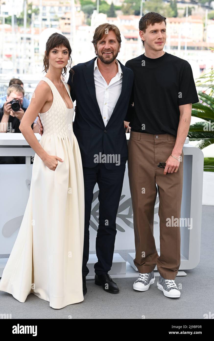 May 22nd, 2022. Cannes, France. Ruben Ostlund, Charlbi Dean and Harris Dickinson attending the Triangle of Sadness photocall, part of the 75th Cannes Film Festival, Palais de Festival, Cannes. Credit: Doug Peters/EMPICS/Alamy Live News Stock Photo
