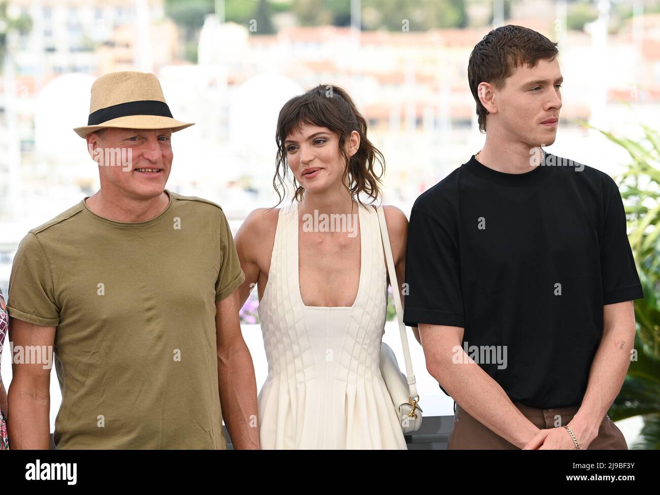 May 22nd, 2022. Cannes, France. Woody Harrelson, Charlbi Dean and Harris Dickinson attending the Triangle of Sadness photocall, part of the 75th Cannes Film Festival, Palais de Festival, Cannes. Credit: Doug Peters/EMPICS/Alamy Live News Stock Photo