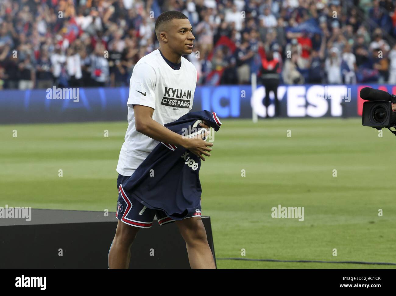 Kylian Mbappe Of Psg During A Brief Ceremony Celebrating His New Contract With Psg Before The French Championship Ligue 1 Football Match Between Paris Saint Germain Psg And Fc Metz On May 21
