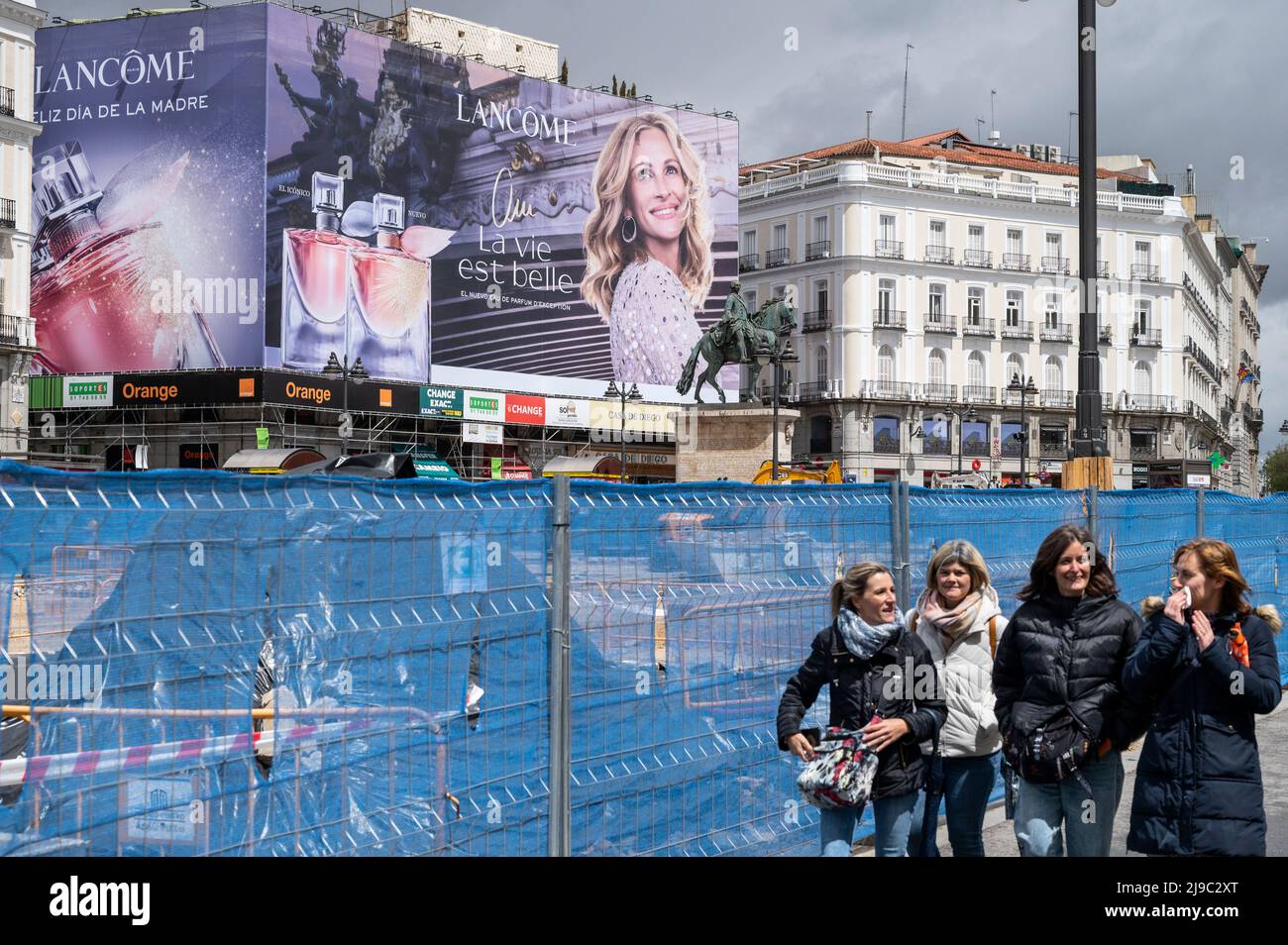 French luxury perfumes and cosmetics brand, Lancome, street commercial  billboard advertisement featuring American actress Julia Roberts seen in  Spain Stock Photo - Alamy