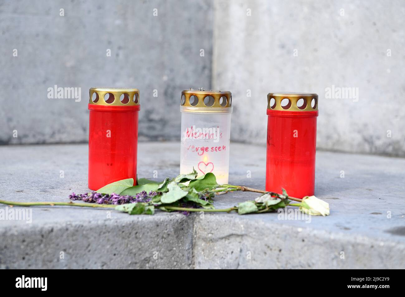 Vienna, Austria. Grave candles with the inscription 'Never Forget' at the memorial for those persecuted by the Nazi military judiciary on Ballhausplat Stock Photo
