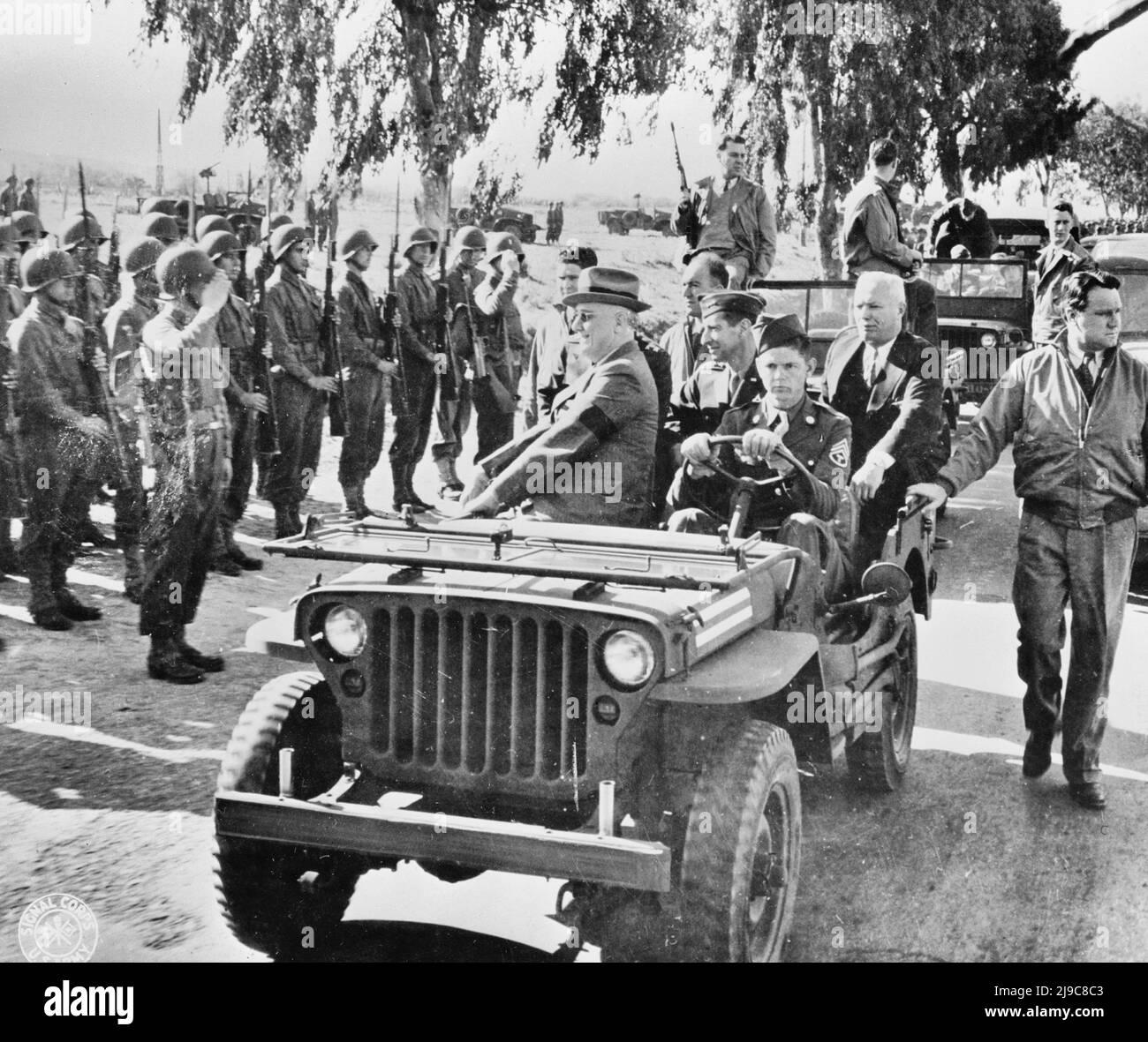 Casablanca, Morocco. President Franklin D. Roosevelt reviewing American troops. Staff Sergeant Oran Lass of Kansas City, Missouri, is driving the jeep - January 1943 Stock Photo