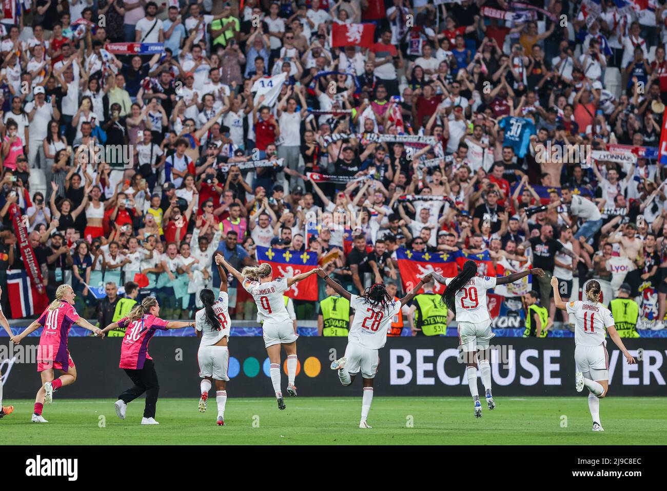 Turin, Italy. 21st May, 2022. Eugene Le Sommer and players of Olympique Lyonnais celebrates victory with her team mates during the UEFA Women's Champions League Final 2021/22 football match between FC Barcelona and Olympique Lyonnais at the Allianz Stadium.(Final score; FC Barcelona 1:3 Olympique Lyonnais) (Photo by Fabrizio Carabelli/SOPA Images/Sipa USA) Credit: Sipa USA/Alamy Live News Stock Photo