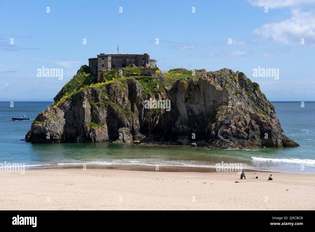 St Catherine's Island and Napoleonic Fortress on a tidal island at the foot of Castle Beach, Tenby. Carmarthen Bay, Pembrokeshire, Wales Stock Photo