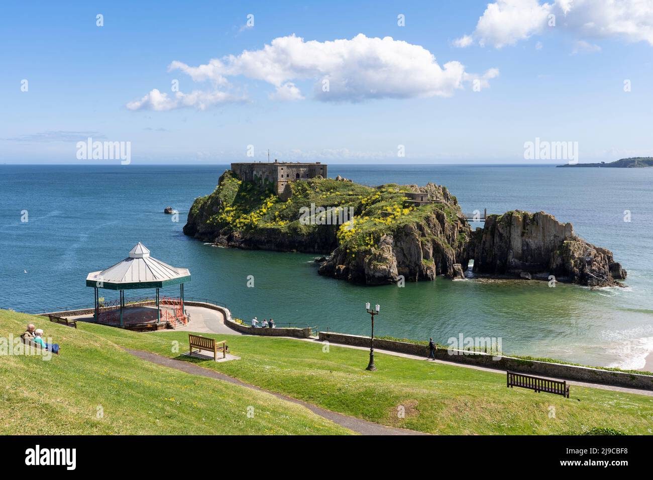 Castle Hill and Bandstand looking across to St Catherine's Island and Napoleonic Fortress on a tidal island at the foot of Castle Beach, Tenby, Wales Stock Photo