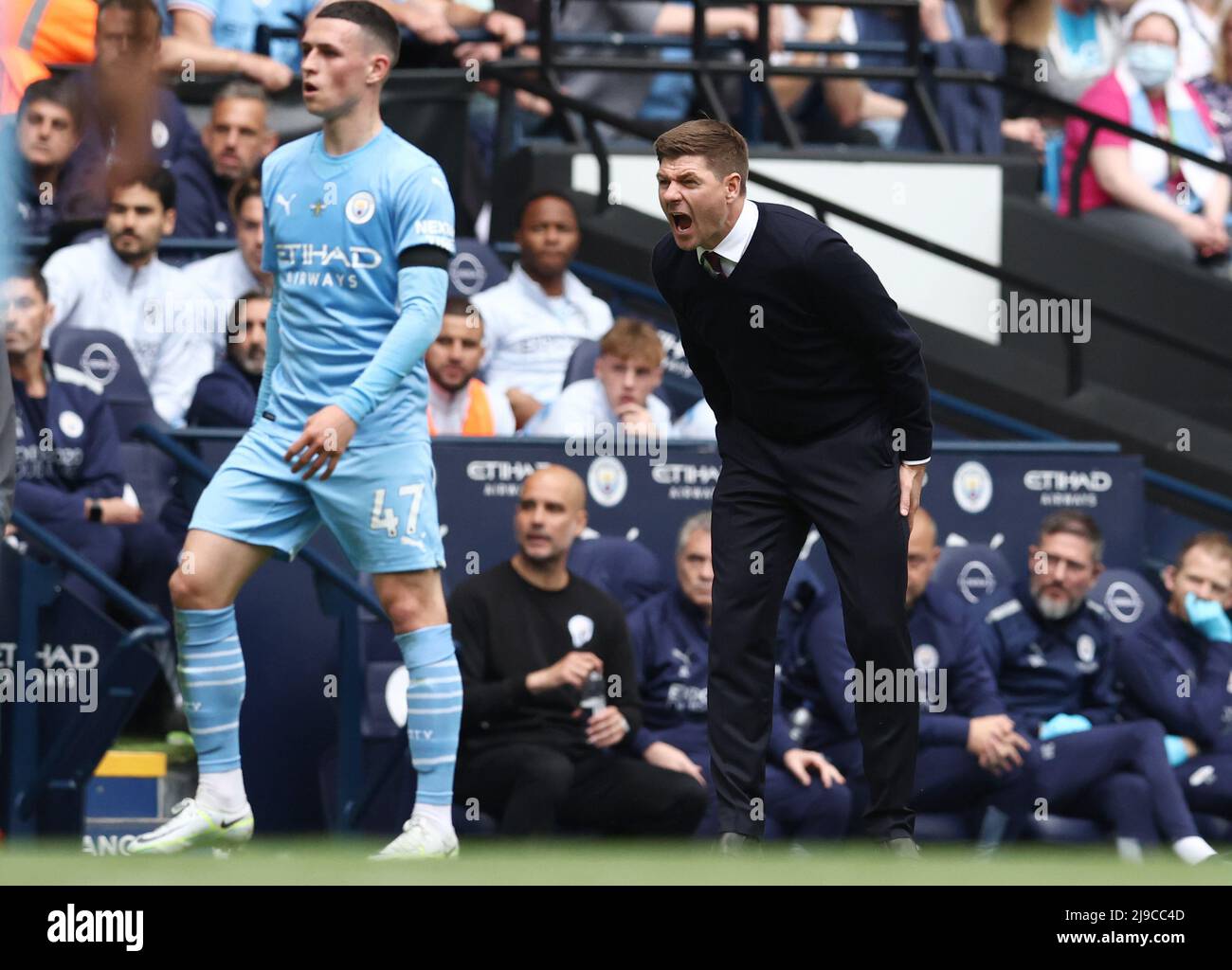 Manchester, UK. 22nd May, 2022. Steven Gerrard manager of Aston Villa yells at his players during the Premier League match at the Etihad Stadium, Manchester. Picture credit should read: Darren Staples/Sportimage Credit: Sportimage/Alamy Live News Stock Photo