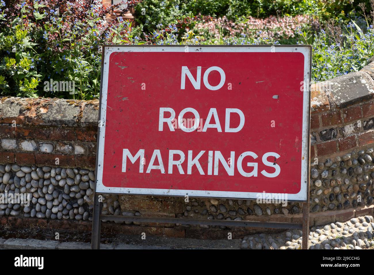 No Road Markings UK Road sign warning drivers of lack of markings on road Stock Photo