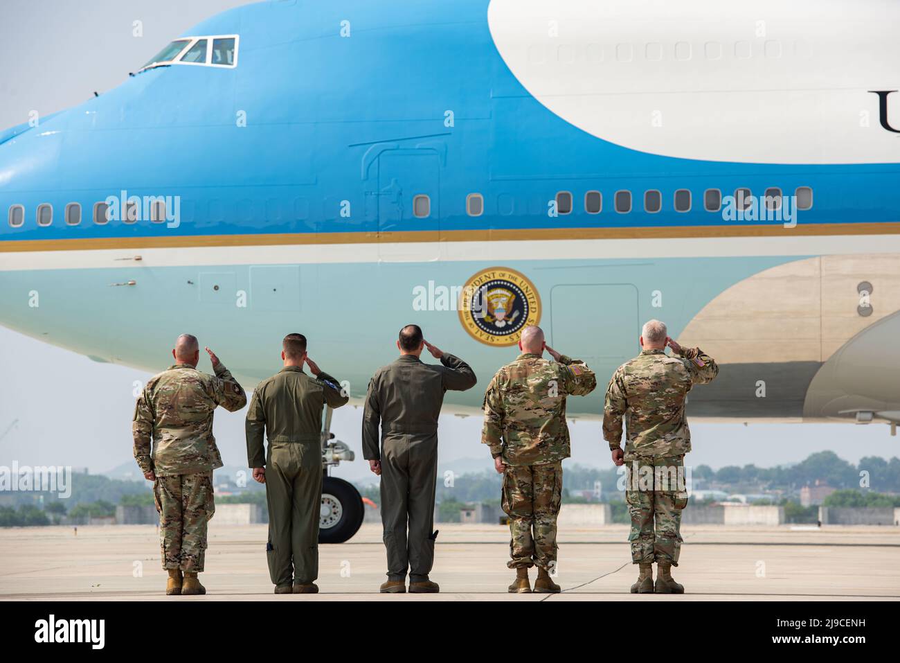 Pyeongtaek, South Korea. 22nd May, 2022. U.S Senior military leaders salute as Air Force One carrying President Joe Biden, departs from Osan Air Base following his two-day visit to South Korea, May 22, 2022 in Pyeongtaek, South Korea. Credit: SrA Allison Payne/U.S. Air Force/Alamy Live News Stock Photo