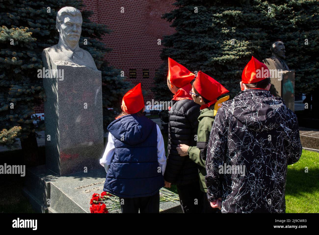 Moscow, Russia. 22nd May, 2022. Young pioneers look at the tomb of Soviet leader Josef Stalin during a pioneer induction ceremony in Moscow's Red Square to celebrate joining the Pioneers organization and 100th anniversary of the All-Union Pioneer Organization, in Moscow, Russia. Nikolay Vinokurov/Alamy Live News Stock Photo