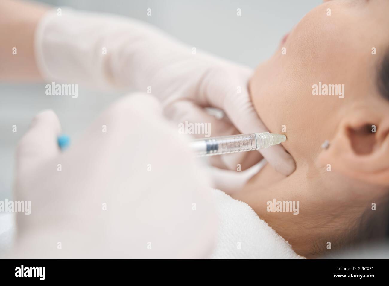 Woman receiving face lifting injection in beauty salon Stock Photo - Alamy