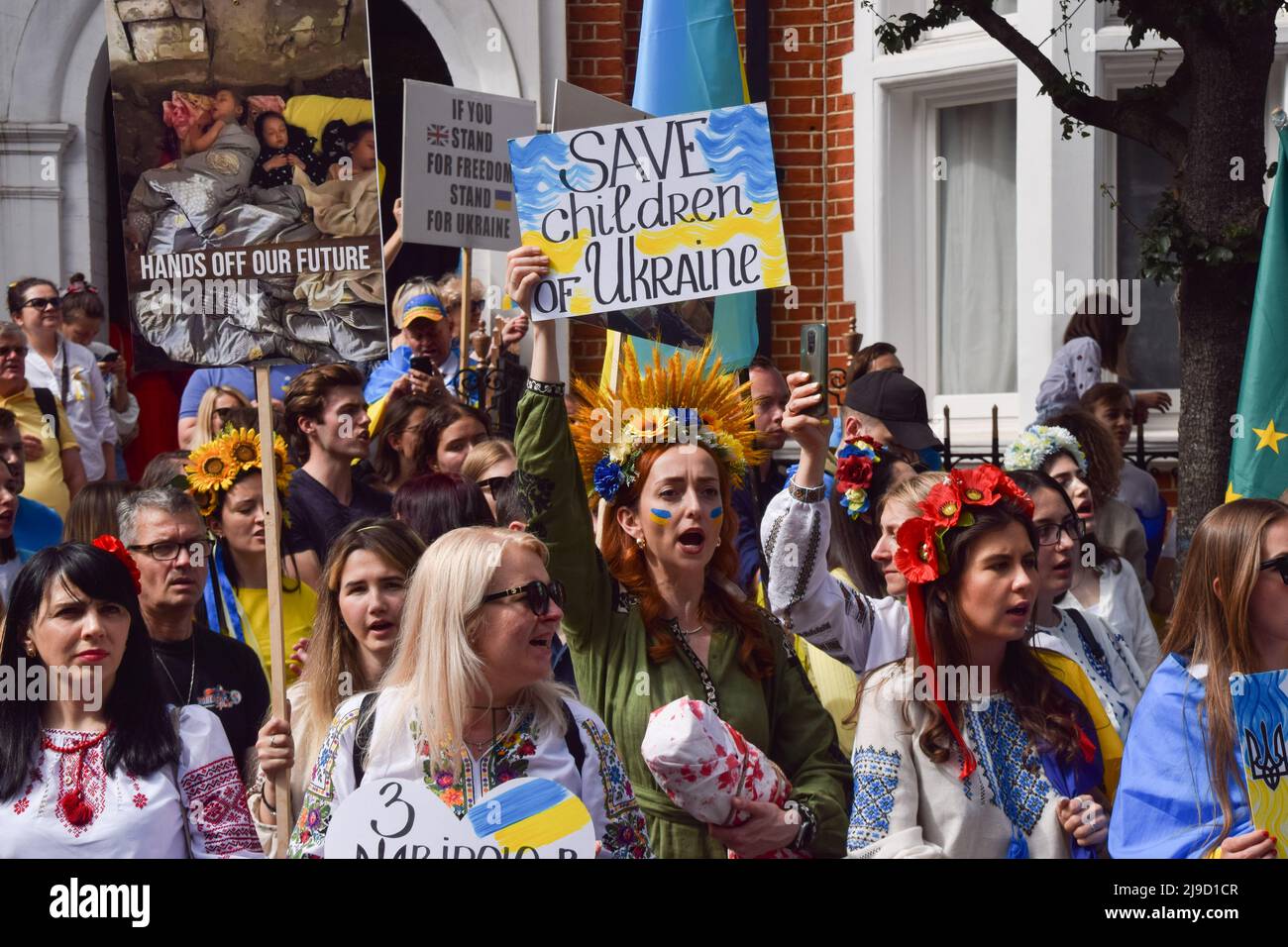 London, England, UK. 22nd May, 2022. Protesters outside the Embassy of Russia. Crowds marched from Hyde Park to the Russian Embassy in London calling on the international community to help save the children in Ukraine and in protest against the atrocities reportedly committed by Russian forces. (Credit Image: © Vuk Valcic/ZUMA Press Wire) Stock Photo